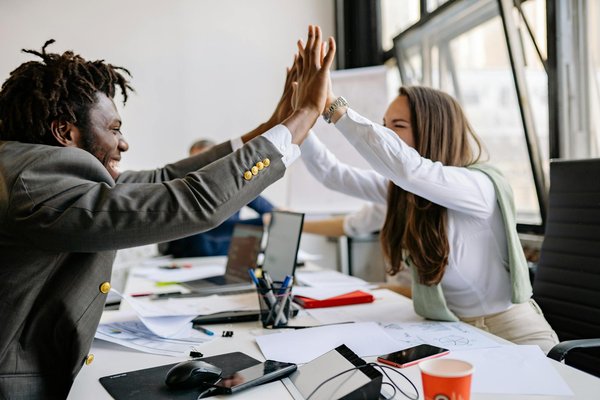 Quelles techniques de gestion de projet agile les agences de développement web peuvent-elles utiliser pour améliorer la collaboration client ?