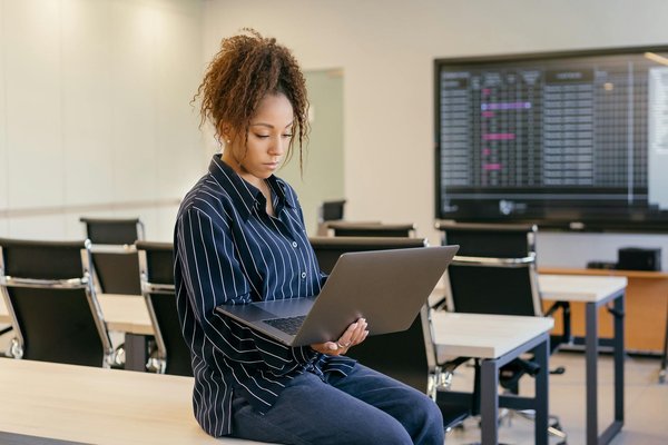 Comment établir une politique de gestion des données clients conforme aux normes de protection de la vie privée ?